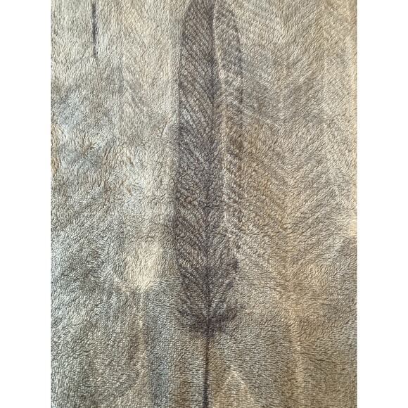 Feathers Theme Throw Blanket Approximately 68x47 - Picture 1 of 4